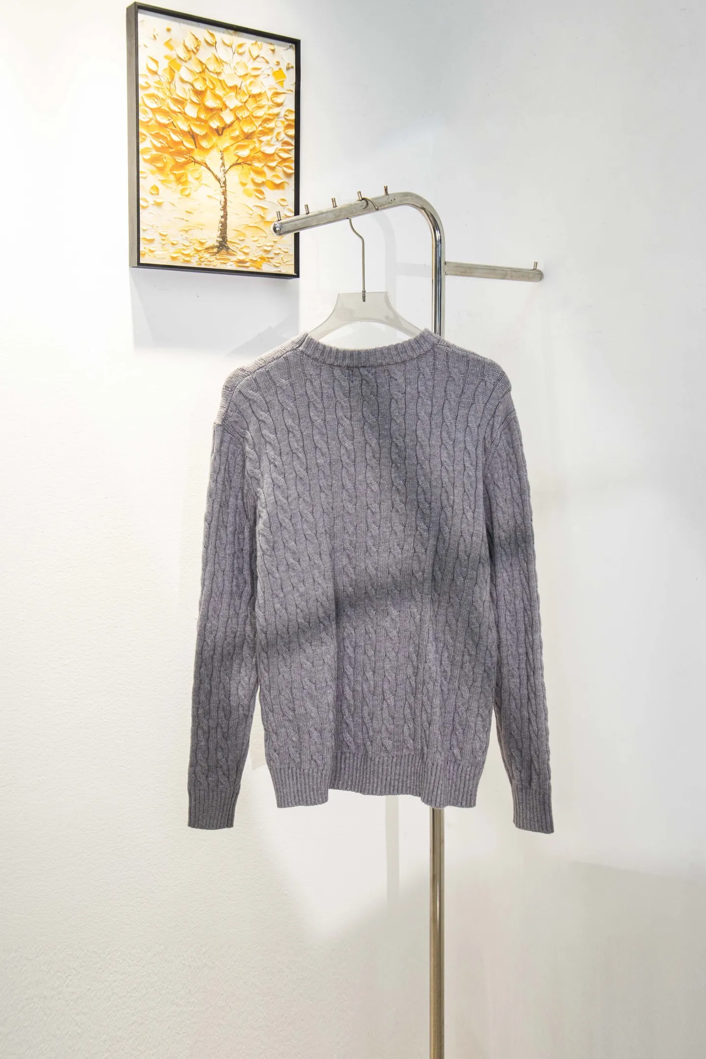 P210 model number: Y195 Ralph Lauren men's round neck sweater men's hemp flower original collar sweater. The version is really good-looking. It can be worn alone or as a jacket to be worn inside or outside. The upper body shows personal fashion charm. Four colors are available. The same style for men and women. A must-see item for new summer products. Tag, hanging grain, washed, packaging bag, full set of accessories. Very good appearance, super exquisite workmanship. Size: S-XL